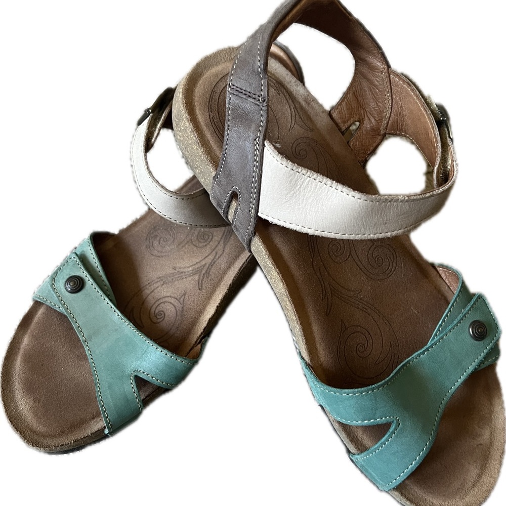 Taos Footwear Green, Cream & Brown Sandals women’s 39 8